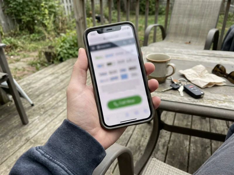 Simple landing page with a call button on a phone